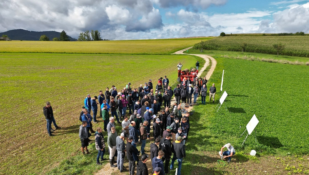FB 260313 Flurbegehungsgruppe von oben im Feld (1)